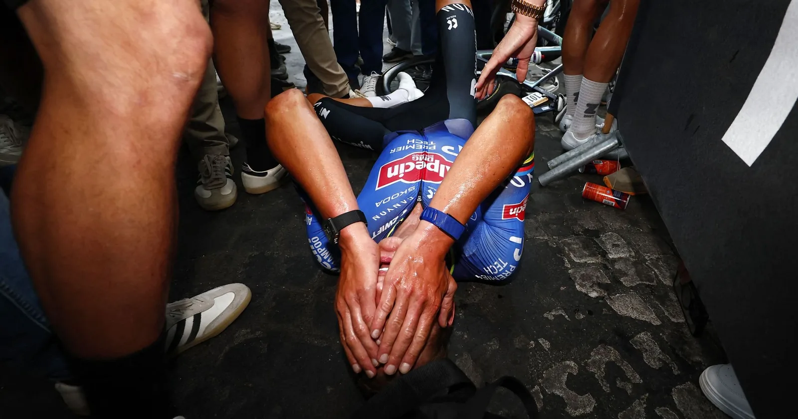 Van der Poel siegt auf den Champs-Élysées nach Philipsens Geste