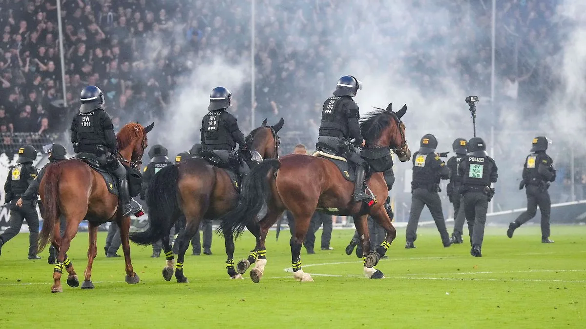 Mannheim: DFB-Pokal-Derby eskaliert, Polizei stürmt Platz
