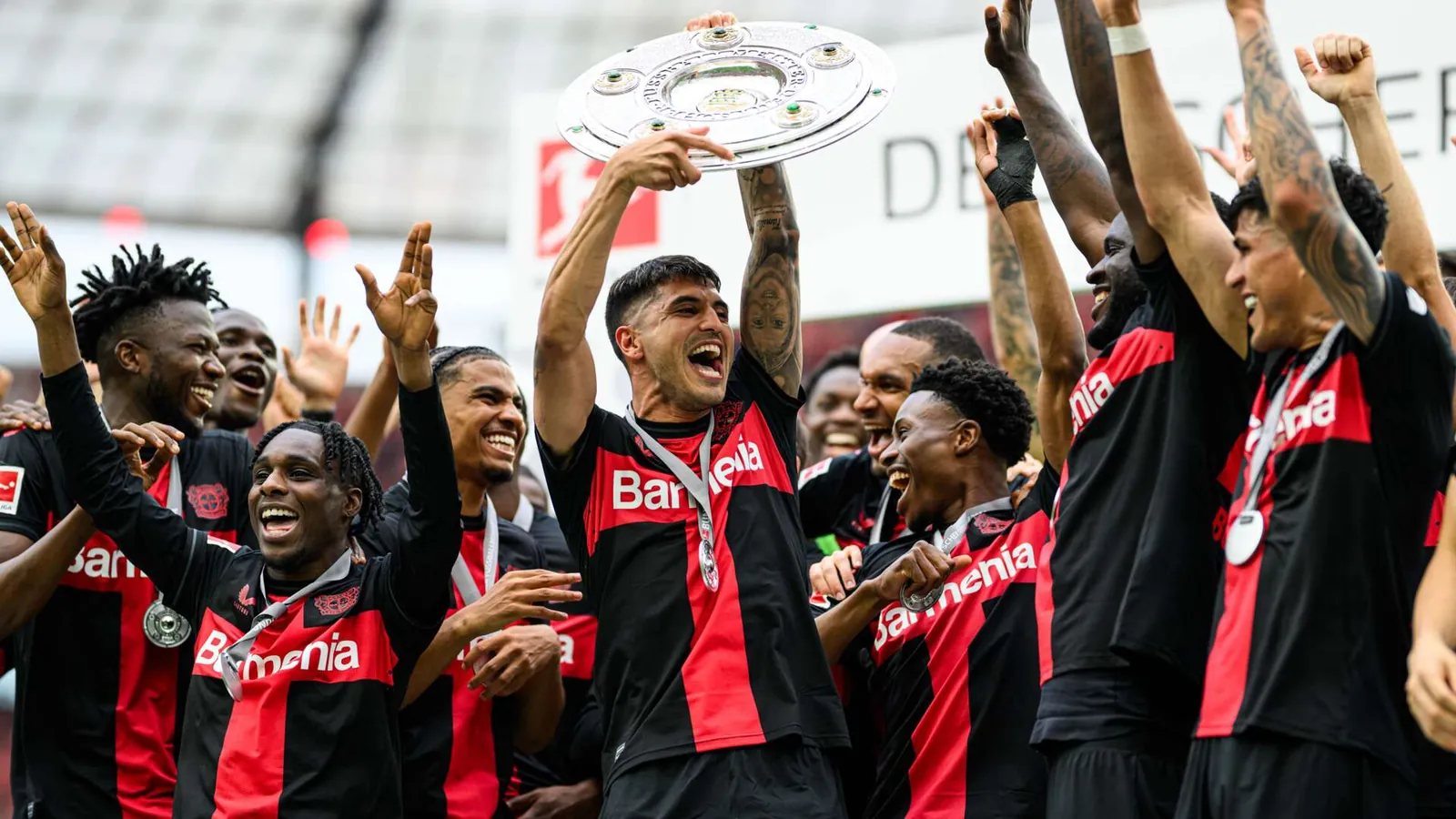 Exequiel Palacios mit der Meisterschale