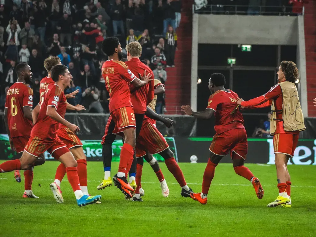 Spieler des LASK feiern das Tor zum 5:1