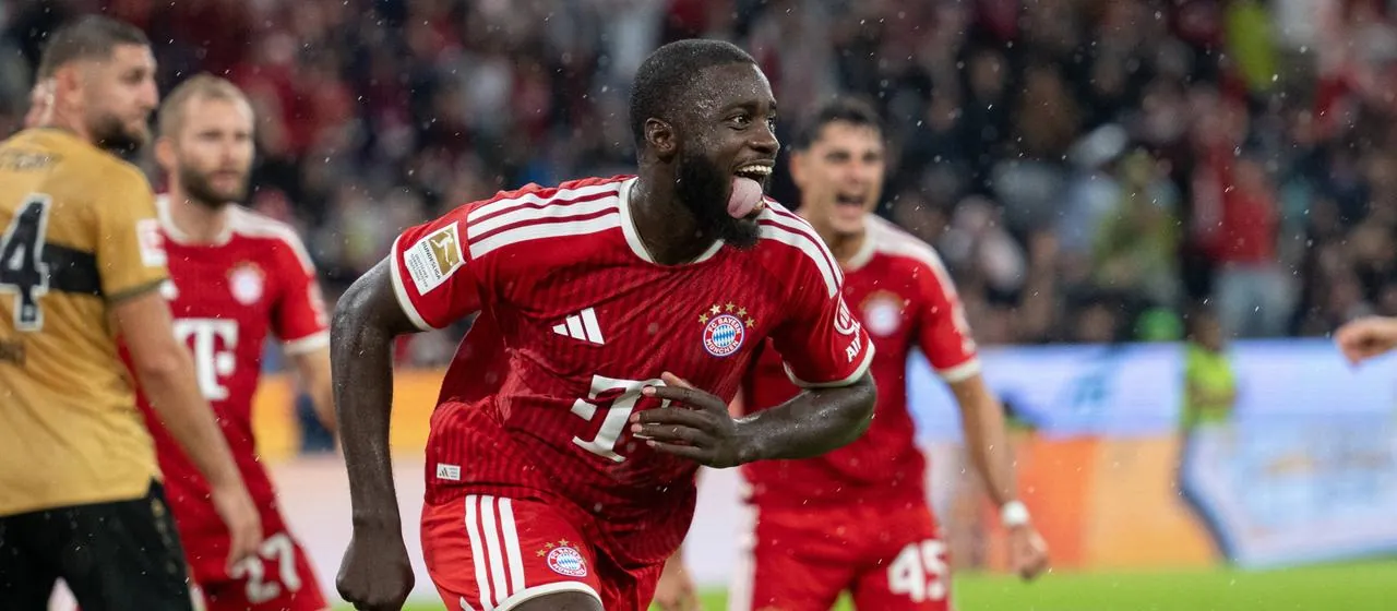 Bayern Münchens Dayot Upamecano (v.) bejubelt seinen Treffer gegen den VfB Stuttgart