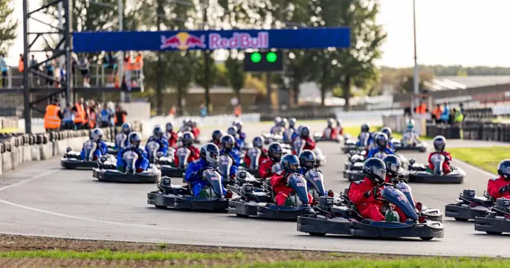 Silverstone: Verstappen meistert Go-Kart-Herausforderung gegen 100 Fahrer