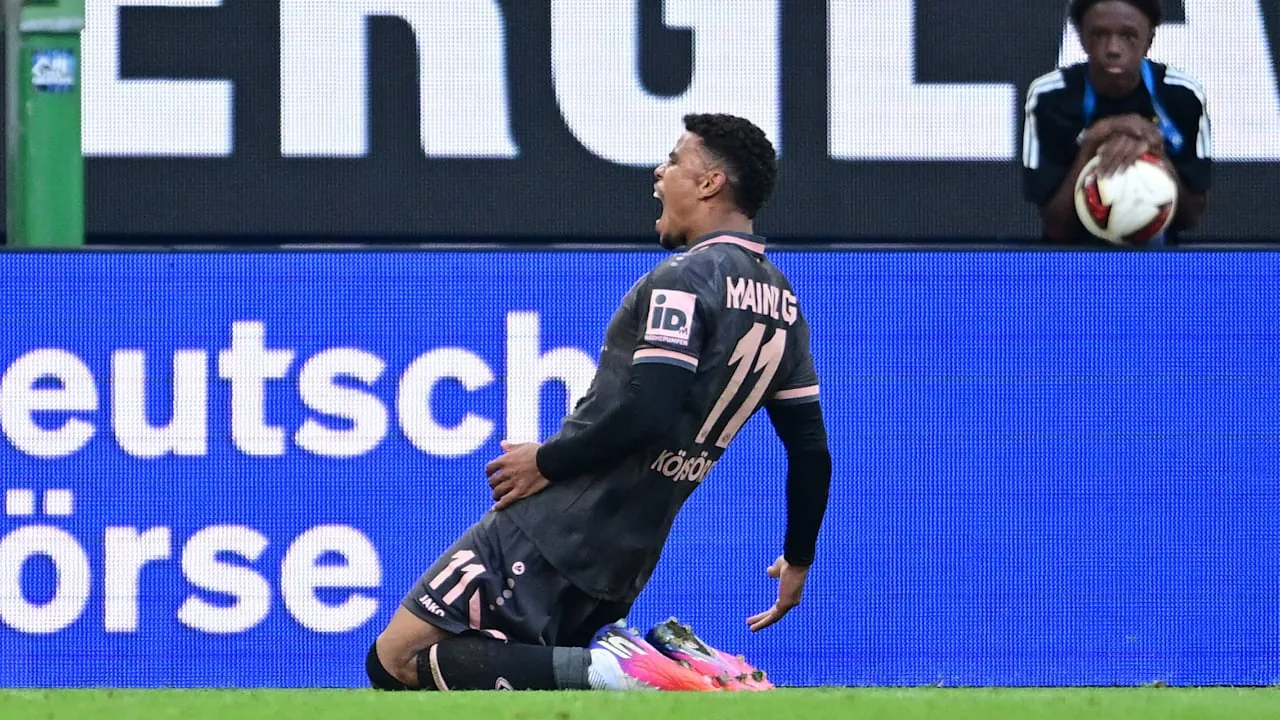 Mainz-Torschütze Königsdörffer jubelt provokant vor HSV-Fans